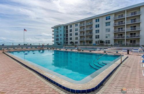 New Smyrna Beach Apartamento | Upscale Dog Friendly and STEPS to the Beach! Spacious Modern Chic Condo!