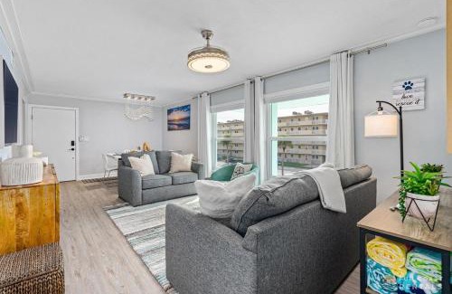 New Smyrna Beach Apartamento | Upscale Dog Friendly and STEPS to the Beach! Spacious Modern Chic Condo!