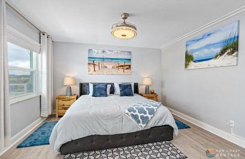 New Smyrna Beach Apartamento | Upscale Dog Friendly and STEPS to the Beach! Spacious Modern Chic Condo!