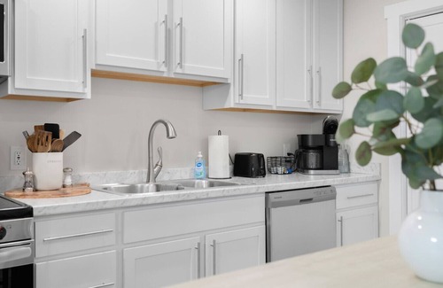 Columbus Apartamento | Upscale Downtown Studio w/ Private Deck, Full Kitchen, No Stairs