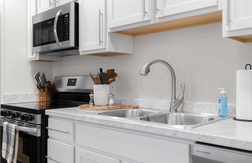 Columbus Apartamento | Upscale Downtown Studio w/ Private Deck, Full Kitchen, No Stairs