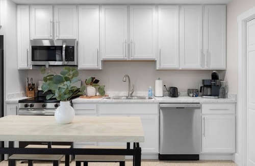 Columbus Apartamento | Upscale Downtown Studio w/ Private Deck, Full Kitchen, No Stairs