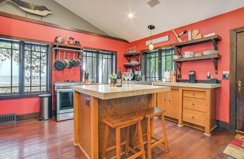 Charlevoix Cabaña | Exclusivo Earl Young Charlevoix Cottage w / Deck