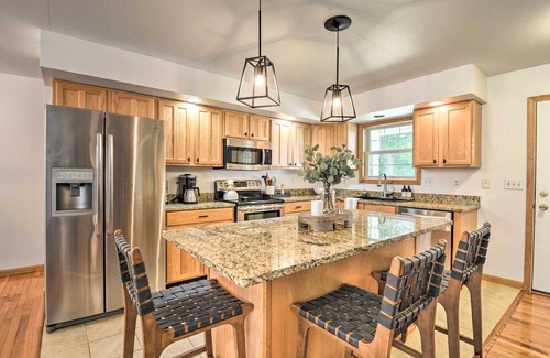 Higgins Lake Casa | Upscale Family Cottage < 1 Mi to Higgins Lake