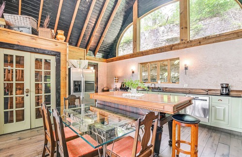 Houston Casa | Upscale Getaway on Smith Lake w/ Boat Dock