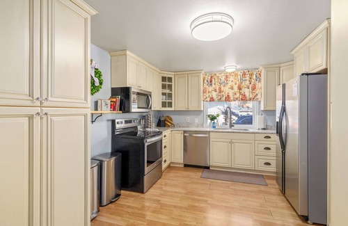 Coeur d'Alene Casa | Upscale Heated Pool Retreat Near Lake CDA with Hot Tub