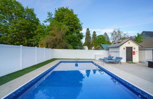 Coeur d'Alene Casa | Upscale Heated Pool Retreat Near Lake CDA with Hot Tub