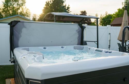 Coeur d'Alene Casa | Upscale Heated Pool Retreat Near Lake CDA with Hot Tub