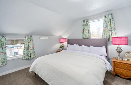 Coeur d'Alene Casa | Upscale Heated Pool Retreat Near Lake CDA with Hot Tub