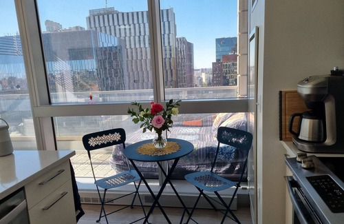 MIT Apartamento | Upscale home with breathtaking view, full kitchen, living room and balcony