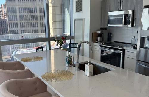MIT Apartamento | Upscale home with breathtaking view, full kitchen, living room and balcony