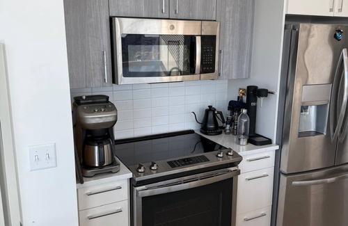 MIT Apartamento | Upscale home with breathtaking view, full kitchen, living room and balcony