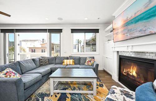 Santa Ana Heights Casa | Upscale Home with Rooftop Deck, Jacuzzi, & Firepit