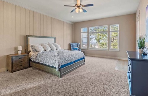 Latah Valley Casa | Upscale Huge Home/ 2 Decks w Views/ 2 Living Rooms