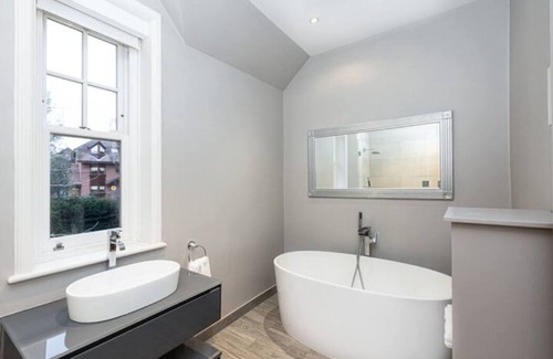 Highgate Casa | Upscale Immense 5BR Edwardian Mansion in N. London