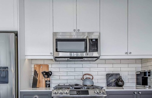 Sunnyside Condominio | Upscale Industrial Condo with Patio near LRT