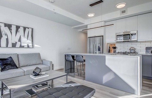 Sunnyside Condominio | Upscale Industrial Condo with Patio near LRT