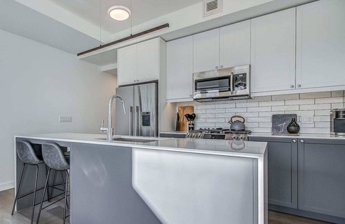 Sunnyside Condominio | Upscale Industrial Condo with Patio near LRT