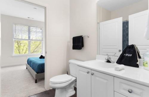 Cary Apartamento | Upscale King 2BR Suite Mins to Downtown Raleigh!
