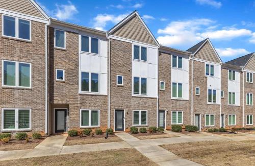 Southwest Raleigh Casa | Upscale King 3BR Townhouse Mins to Downtown!