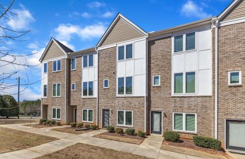 Southwest Raleigh Casa | Upscale King 3BR Townhouse Mins to Downtown!