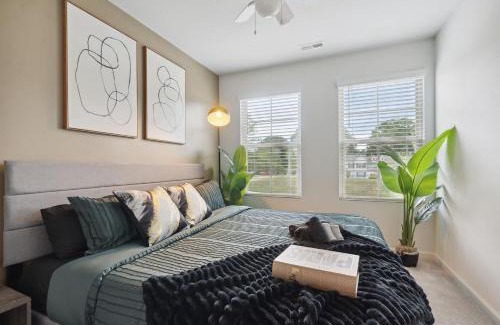 Southwest Raleigh Casa | Upscale King 3BR Townhouse Mins to Cary & NC State