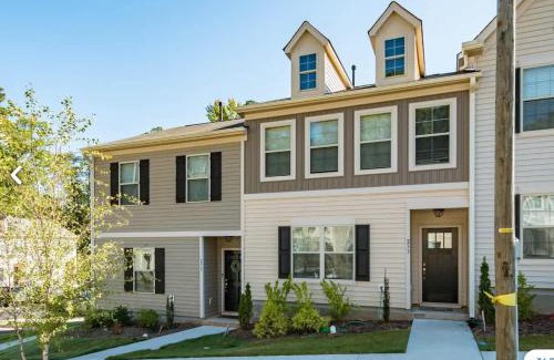 Southwest Raleigh Casa | Upscale King 3BR Townhouse Mins to Cary & NC State