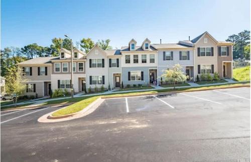 Southwest Raleigh Casa | Upscale King 3BR Townhouse Mins to Cary & NC State
