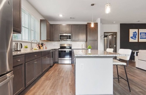 North Raleigh Apartamento | Upscale King 5 Bed Suite—in North Raleigh!