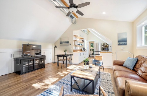 Vancouver Apartamento | Upscale Lakefront ADU w/ Access to Pickleball Court