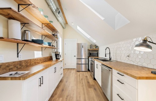 Vancouver Apartamento | Upscale Lakefront ADU w/ Access to Pickleball Court