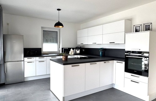 Unteraurach Apartamento | Upscale living with balcony, parking space and less than 10 minutes to the city center
