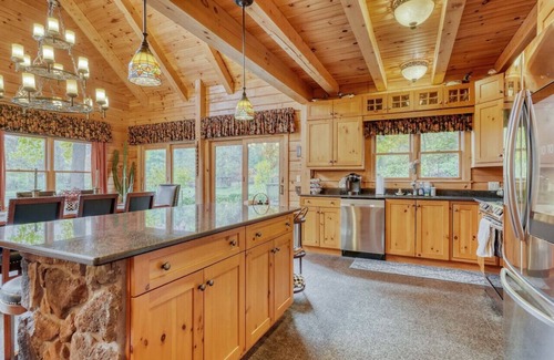 Perinton Cabina | Upscale log cabin w/ 20' ceilings, indoor hot tub & King beds