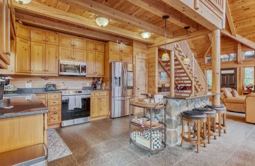 Perinton Cabina | Upscale log cabin w/ 20' ceilings, indoor hot tub & King beds