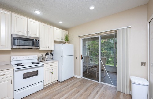New Tampa Casa | Upscale Long Stay -KING Bed -POOL-Wifi -Tampa Palms -Moffitt -Gated -Pets OK-HK1