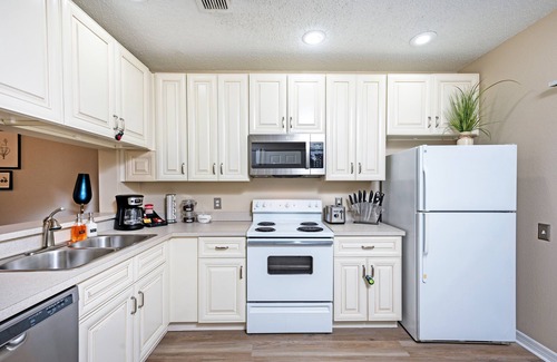New Tampa Casa | Upscale Long Stay -KING Bed -POOL-Wifi -Tampa Palms -Moffitt -Gated -Pets OK-HK1