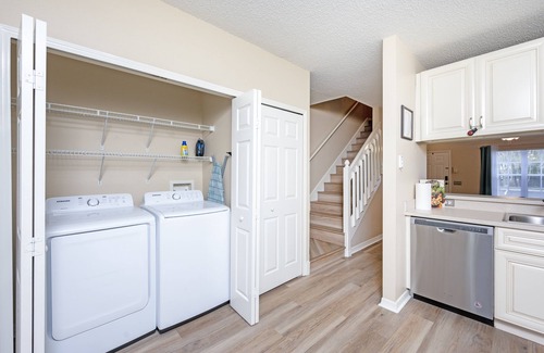 New Tampa Casa | Upscale Long Stay -KING Bed -POOL-Wifi -Tampa Palms -Moffitt -Gated -Pets OK-HK1