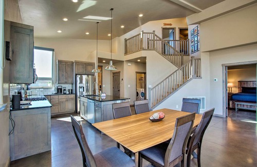 Moab South Valley Apartamento | Upscale Moab Townhome w/ Hot Tub: 20 Min to Arches