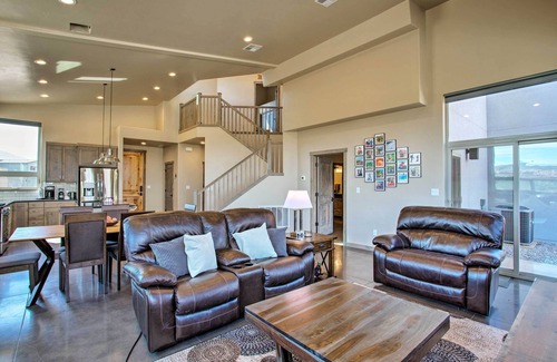 Moab South Valley Apartamento | Upscale Moab Townhome w/ Hot Tub: 20 Min to Arches