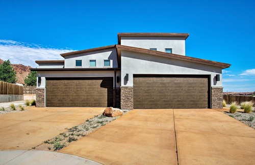 Moab South Valley Apartamento | Upscale Moab Townhome w/ Hot Tub: 20 Min to Arches