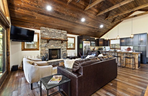 Seven Devils Cabina | Upscale Mountain Cabin w/ Living Room Views