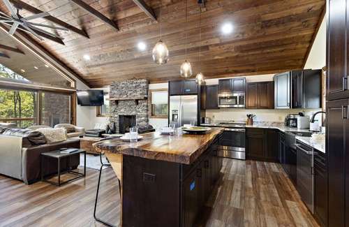 Seven Devils Cabina | Upscale Mountain Cabin w/ Living Room Views