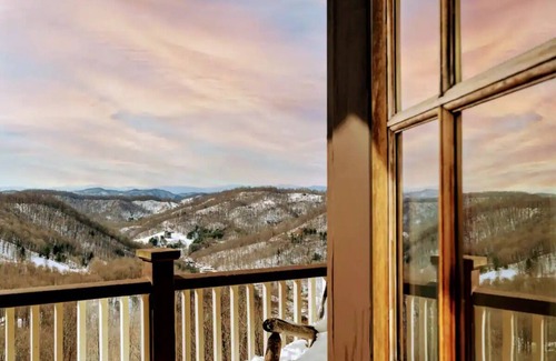 Wolf Laurel Chalet De Esquí | Upscale mountain retreat w/ hot tub and WOW VIEWS!