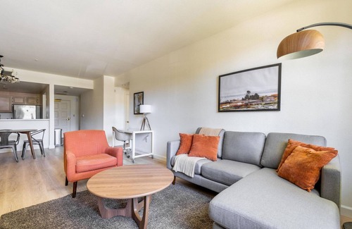 Mountain View Apartamento | Upscale Mountain View 2BR w/ Pool & Courtyard, nr Shops, by Blueground