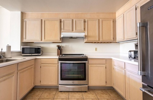 Mountain View Apartamento | Upscale Mountain View 2BR w/ Pool & Courtyard, nr Shops, by Blueground