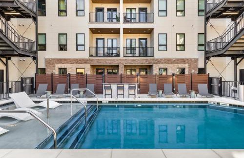 Edgehill Apartamento | Upscale Music Row Corner Unit with Patio Rooftop with City View and Gym