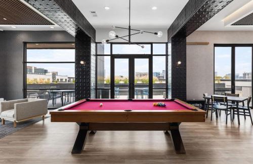 Edgehill Apartamento | Upscale Music Row Corner Unit with Patio Rooftop with City View and Gym