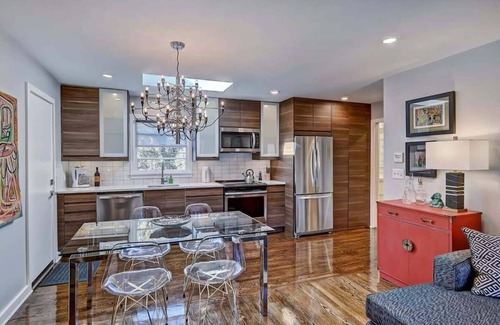 Cherry Condominio | 510 Queens 201: Myers Park Gem, Great location!