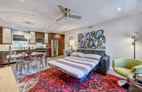 Cherry Condominio | 510 Queens 201: Myers Park Gem, Great location!