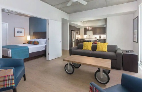 Civic District Complejo | Upscale One Bedroom Suite in the Heart of Austin!